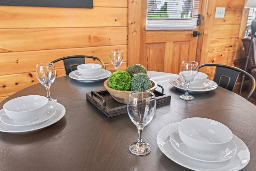 Cozy Cabin In The Smokies!!! Fully Furnished And Complete With Community Indoor And Outdoor Pools And Spas, Game And Fitness Rooms As Well As A Private Hot Tub Pigeon Forge Bagian luar foto