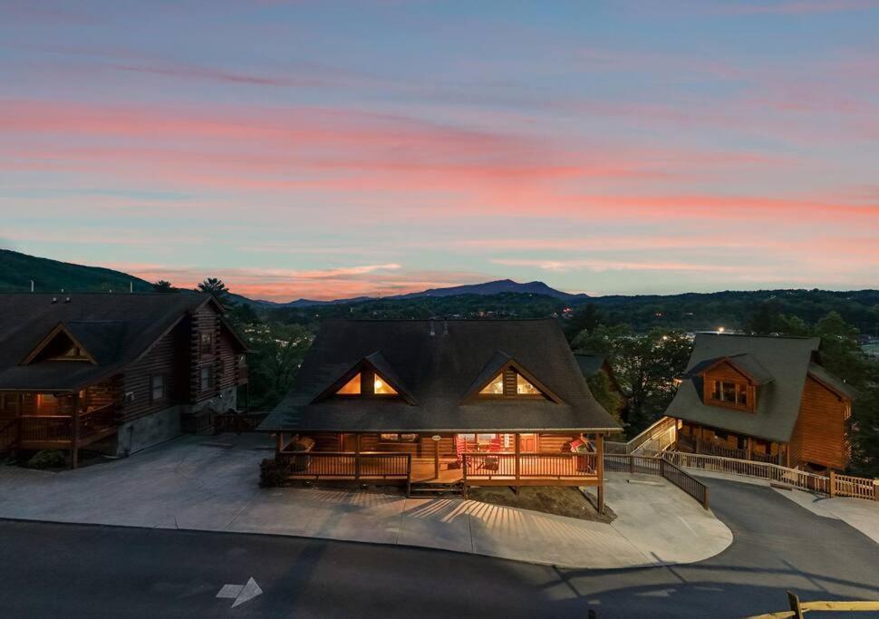 Cozy Cabin In The Smokies!!! Fully Furnished And Complete With Community Indoor And Outdoor Pools And Spas, Game And Fitness Rooms As Well As A Private Hot Tub Pigeon Forge Bagian luar foto