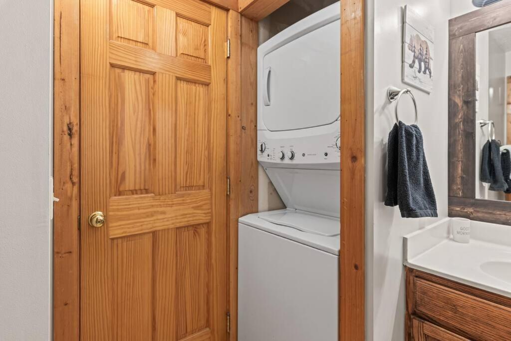 Cozy Cabin In The Smokies!!! Fully Furnished And Complete With Community Indoor And Outdoor Pools And Spas, Game And Fitness Rooms As Well As A Private Hot Tub Pigeon Forge Bagian luar foto