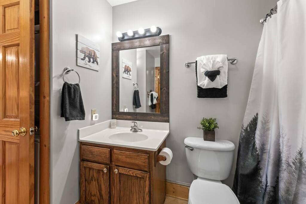Cozy Cabin In The Smokies!!! Fully Furnished And Complete With Community Indoor And Outdoor Pools And Spas, Game And Fitness Rooms As Well As A Private Hot Tub Pigeon Forge Bagian luar foto