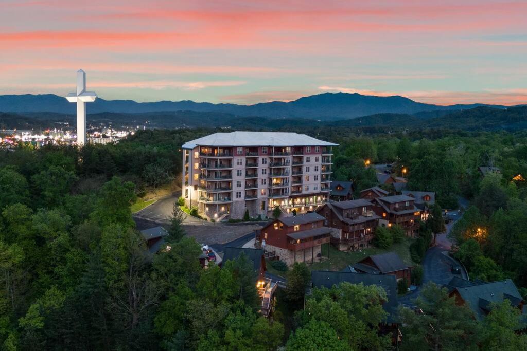 Cozy Cabin In The Smokies!!! Fully Furnished And Complete With Community Indoor And Outdoor Pools And Spas, Game And Fitness Rooms As Well As A Private Hot Tub Pigeon Forge Bagian luar foto