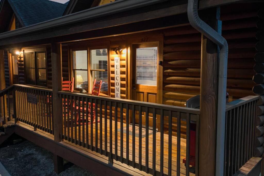 Cozy Cabin In The Smokies!!! Fully Furnished And Complete With Community Indoor And Outdoor Pools And Spas, Game And Fitness Rooms As Well As A Private Hot Tub Pigeon Forge Bagian luar foto