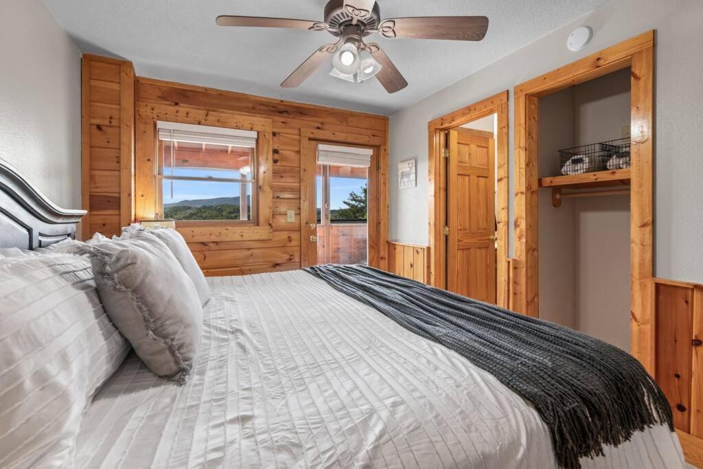 Cozy Cabin In The Smokies!!! Fully Furnished And Complete With Community Indoor And Outdoor Pools And Spas, Game And Fitness Rooms As Well As A Private Hot Tub Pigeon Forge Bagian luar foto