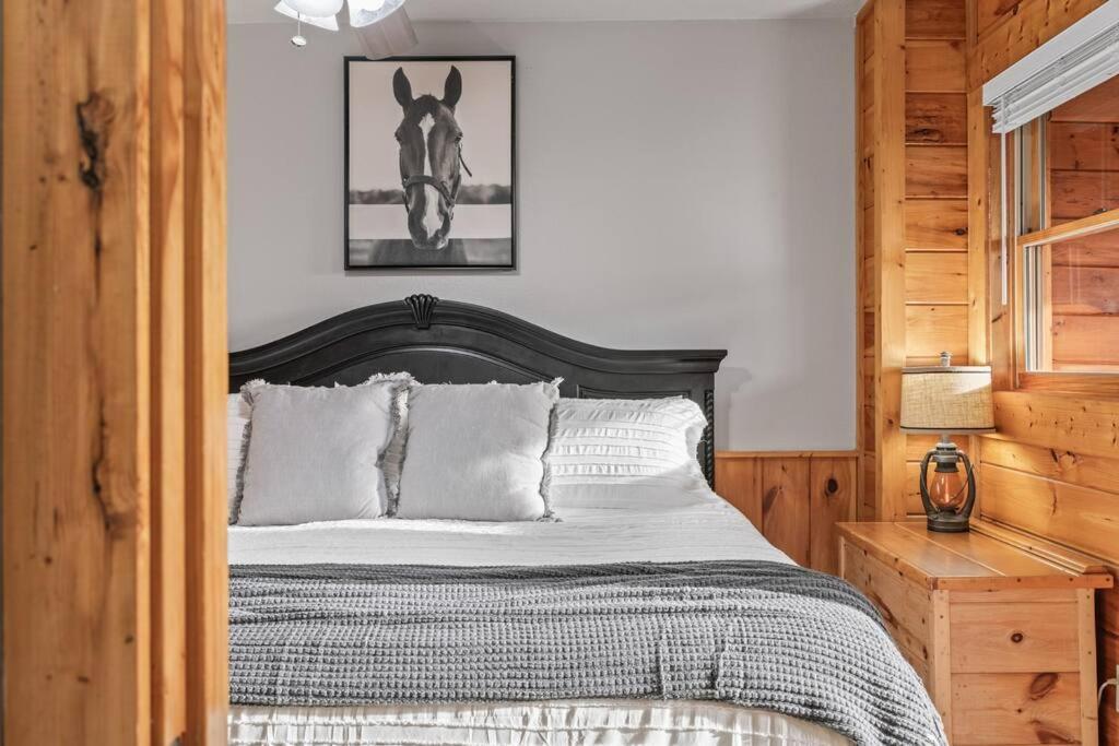 Cozy Cabin In The Smokies!!! Fully Furnished And Complete With Community Indoor And Outdoor Pools And Spas, Game And Fitness Rooms As Well As A Private Hot Tub Pigeon Forge Bagian luar foto