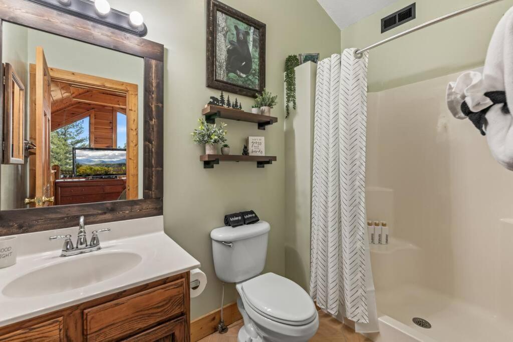 Cozy Cabin In The Smokies!!! Fully Furnished And Complete With Community Indoor And Outdoor Pools And Spas, Game And Fitness Rooms As Well As A Private Hot Tub Pigeon Forge Bagian luar foto