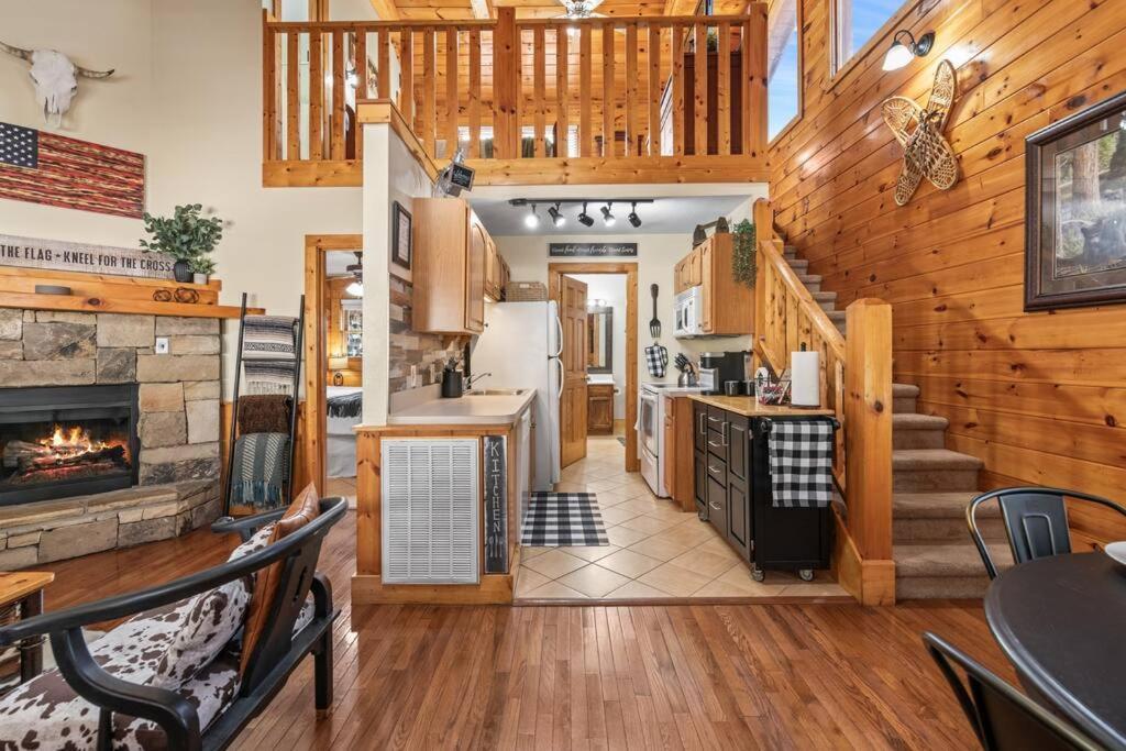 Cozy Cabin In The Smokies!!! Fully Furnished And Complete With Community Indoor And Outdoor Pools And Spas, Game And Fitness Rooms As Well As A Private Hot Tub Pigeon Forge Bagian luar foto