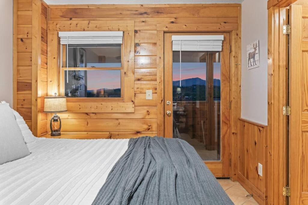 Cozy Cabin In The Smokies!!! Fully Furnished And Complete With Community Indoor And Outdoor Pools And Spas, Game And Fitness Rooms As Well As A Private Hot Tub Pigeon Forge Bagian luar foto