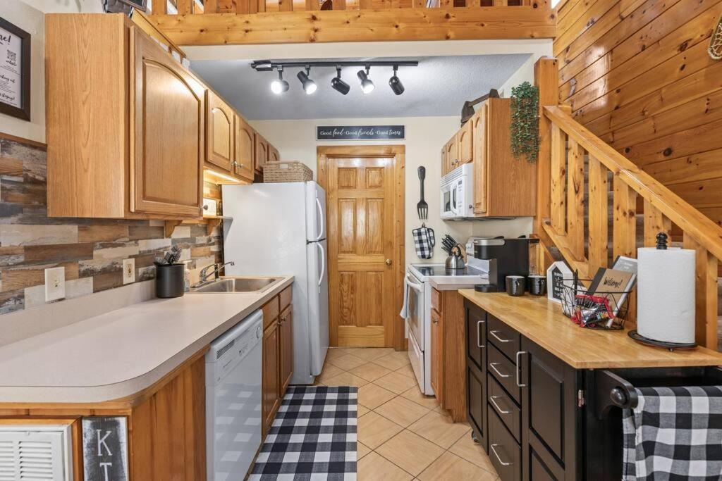 Cozy Cabin In The Smokies!!! Fully Furnished And Complete With Community Indoor And Outdoor Pools And Spas, Game And Fitness Rooms As Well As A Private Hot Tub Pigeon Forge Bagian luar foto