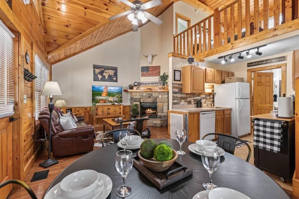 Cozy Cabin In The Smokies!!! Fully Furnished And Complete With Community Indoor And Outdoor Pools And Spas, Game And Fitness Rooms As Well As A Private Hot Tub Pigeon Forge Bagian luar foto