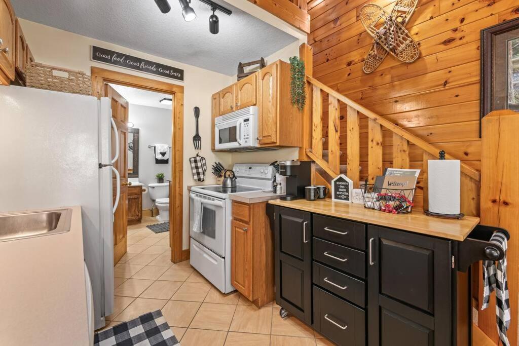 Cozy Cabin In The Smokies!!! Fully Furnished And Complete With Community Indoor And Outdoor Pools And Spas, Game And Fitness Rooms As Well As A Private Hot Tub Pigeon Forge Bagian luar foto