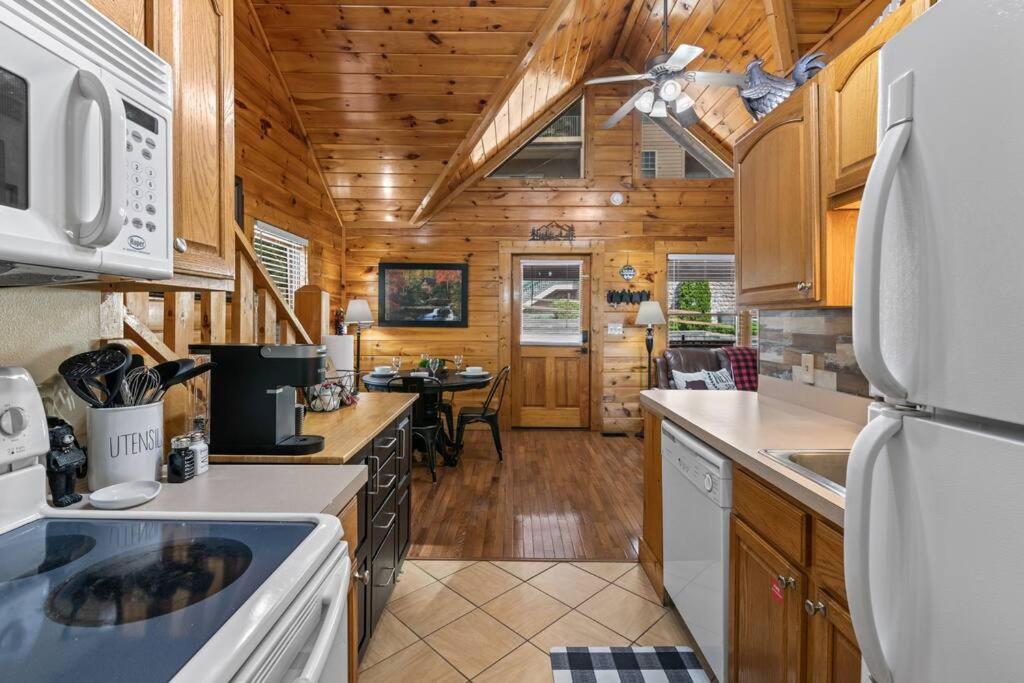 Cozy Cabin In The Smokies!!! Fully Furnished And Complete With Community Indoor And Outdoor Pools And Spas, Game And Fitness Rooms As Well As A Private Hot Tub Pigeon Forge Bagian luar foto
