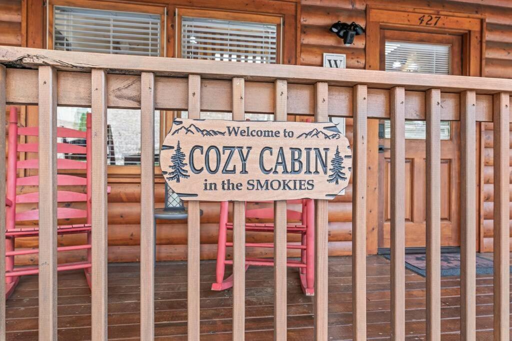 Cozy Cabin In The Smokies!!! Fully Furnished And Complete With Community Indoor And Outdoor Pools And Spas, Game And Fitness Rooms As Well As A Private Hot Tub Pigeon Forge Bagian luar foto