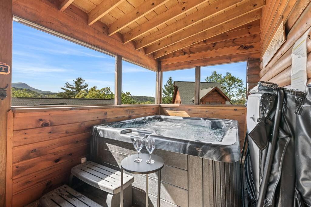 Cozy Cabin In The Smokies!!! Fully Furnished And Complete With Community Indoor And Outdoor Pools And Spas, Game And Fitness Rooms As Well As A Private Hot Tub Pigeon Forge Bagian luar foto