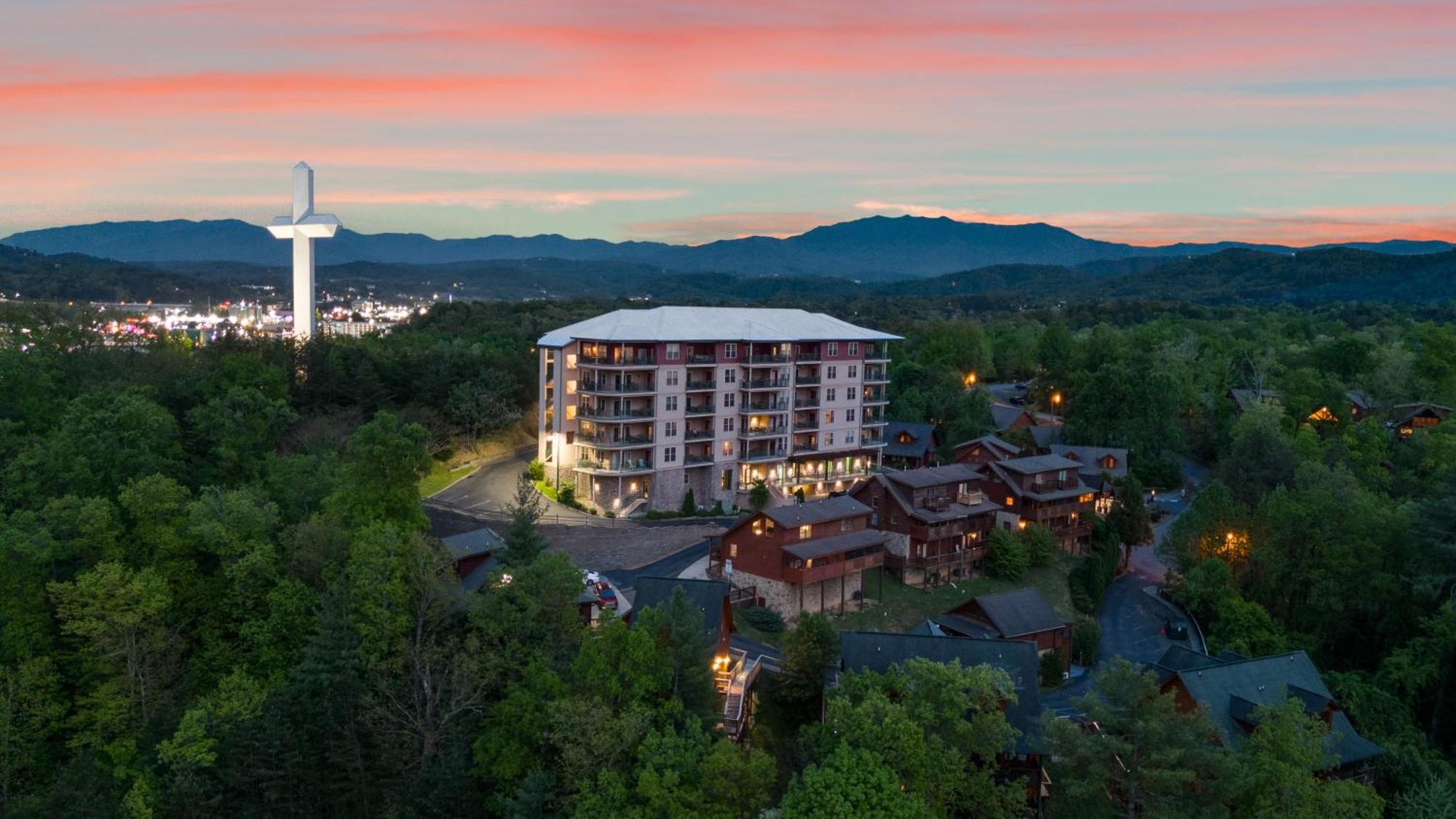 Cozy Cabin In The Smokies!!! Fully Furnished And Complete With Community Indoor And Outdoor Pools And Spas, Game And Fitness Rooms As Well As A Private Hot Tub Pigeon Forge Bagian luar foto